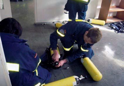Auch wenn die Brandbekämpfung keine originäre Aufgabe des THW ist, können bestimmte Einsatz - situationen auch bei den Helferinnen und Helfer des THW das Arbeiten unter Atemschutz notwendig machen.