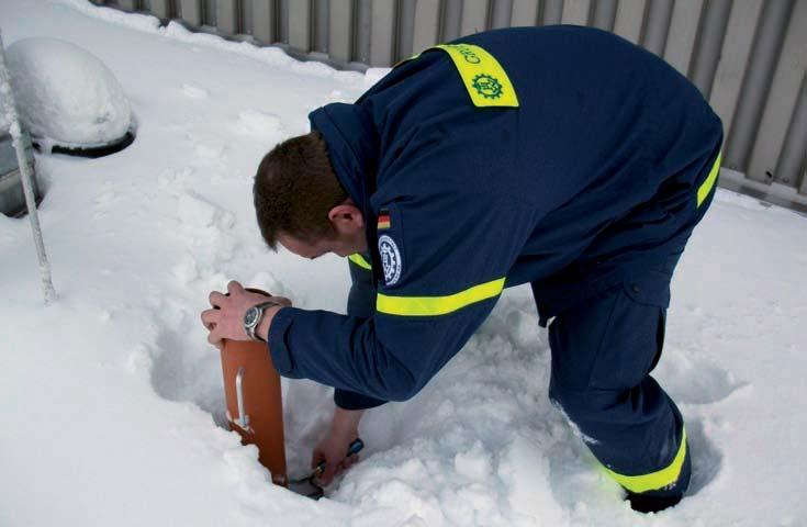 Schneelastmessung in Solingen Solingen, 06. Dezember 2010. Die starken Schneefälle am vergangenen Wochenende machten am Montag den Einsatz des Technischen Hilfswerks (THW) in Solingen notwendig.