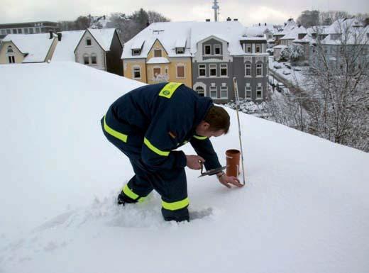 Nachdem festgestellt wurde, dass die Schneelast erheblich die Normwerte überschreitet, wurde das Technische Hilfswerk (THW) mit der Beräumung der Dächer beauftragt.