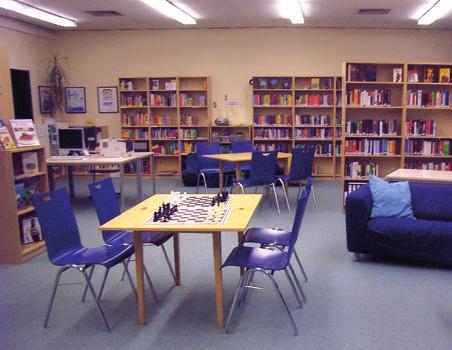 Jahrgänge absolvieren ein regelmäßiges Lesetraining und das Arbeiten in der Bibliothek ist Bestandteil des Regelunterrichts. Neuanschaffungen werden auf der Homepage der Schule vorgestellt.