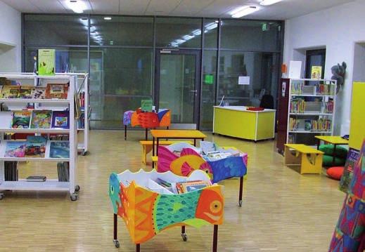 Die neue Bibliothek wurde in Kooperation mit der SBA sehr ansprechend gestaltet und ausgestattet. Sie ist durch ihre Glasfronten zu den Schulfluren im Schulalltag präsent.