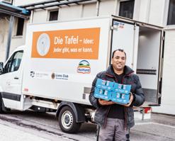 Farhad Hashimi holt mit dem neuen Kühl-LKW der Caritas Produkte in Heimenkirch ab. Herbert Schuster und Taskin Oezcelik freuen sich über den Erfolg einer Mitarbeiter-Spendenaktion.