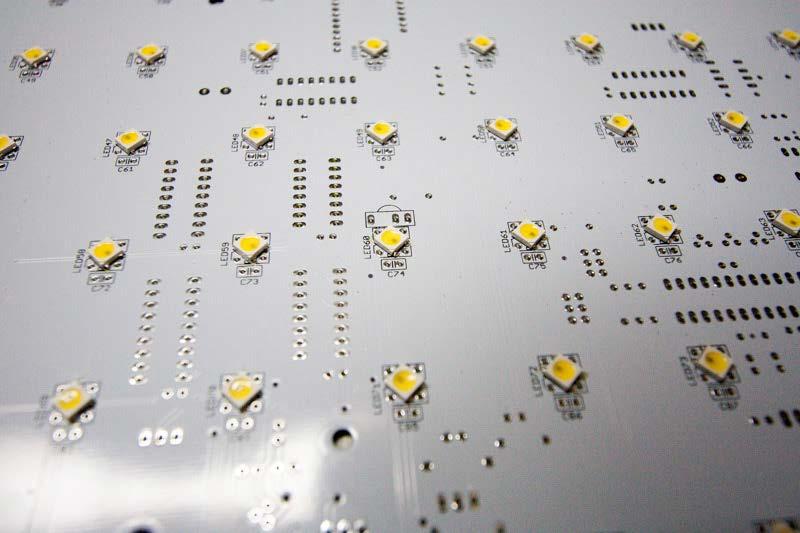 Sind die LEDs an einer Ecke angeheftet können die restlichen vier Pins verlötet werden.
