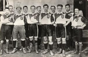 Mai 1931 Hertha BSC 03 [ ] Hertha- und Union-Fans mit einem