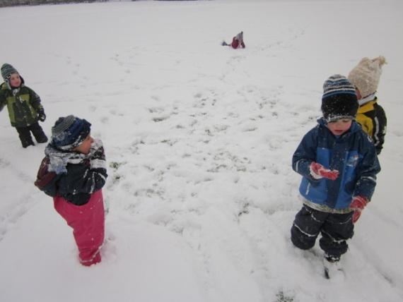 Hui machte das Spass einander Schneebälle an zu werfen und Schneeengel