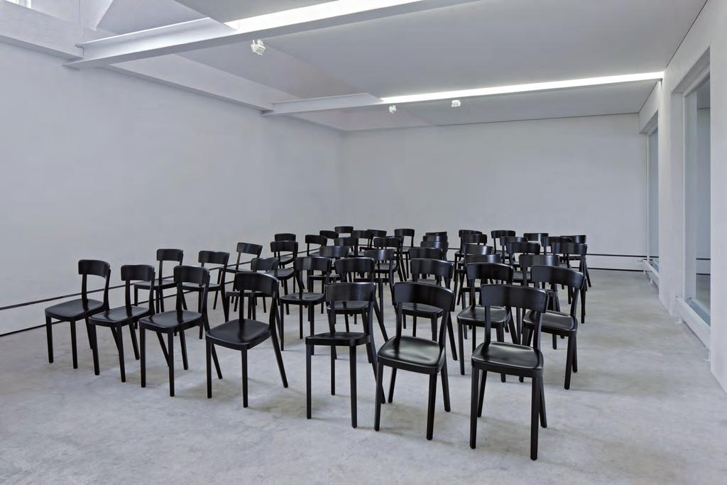 Audience FLow 2014 Installation mit 45 Holzstühlen