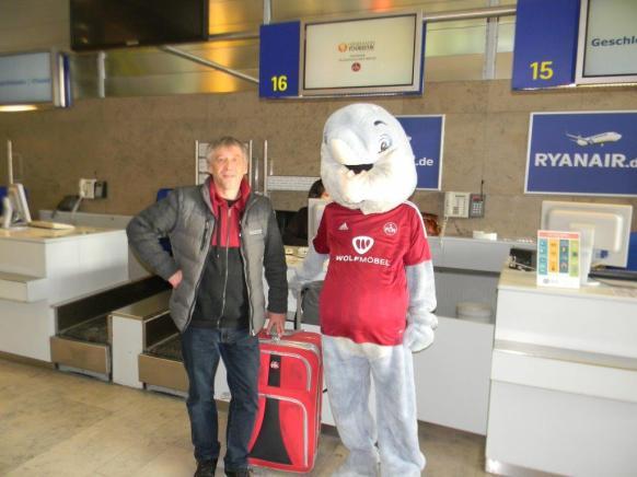 Die Clubfans im türkischen Belek Bereits seit Jahren organisiert die Fan-Betreuung gemeinsam mit Heinemann Touristik und dem Supporters-Club Nürnberg Fan-Reisen zu den Trainingslagern.