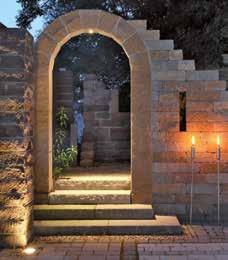 Bogen- und Pfeilerset Herzlich willkommen Der stattliche Torbogen in der SANTURO Mauer bietet Einlass zu Grundstück und Garten oder markiert den Durchgang zu besonderen Bereichen.