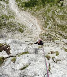 Abstieg: Vom Gipfel kurzes Stück abseilen in die bergseitige Scharte, dann viermal abseilen durch die südseitige Kaminreihe und über Schrofen (I und II) rechts hinaus in den Schüsselkar-Boden, weiter