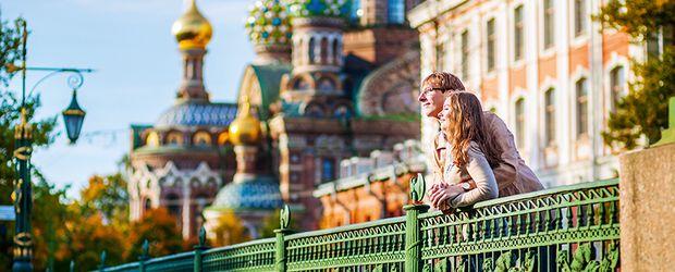 St. Petersburg: Unglaublich aber Newa! St. Petersburg im Winter und im Sommer St. Petersburg c Ekaterina Pokrovsky, fotolia Goldene Nadeln recken sich in den Nachthimmel.