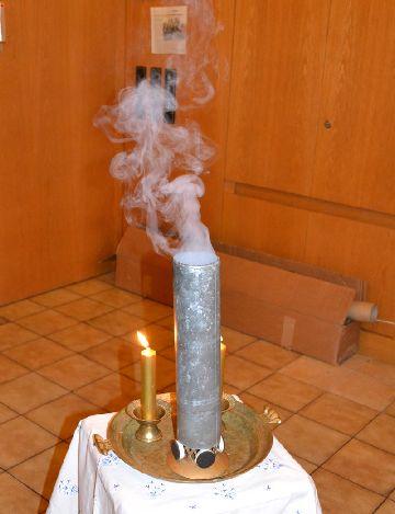 Brückenbauer 2 / 2014 Neuer Pfarrgemeinderat einem Tischchen hatten Mitglieder des Kirchenchores in einem feuerfesten Behälter Kohle entfacht und diese mit Weihrauchkörner bestreut.