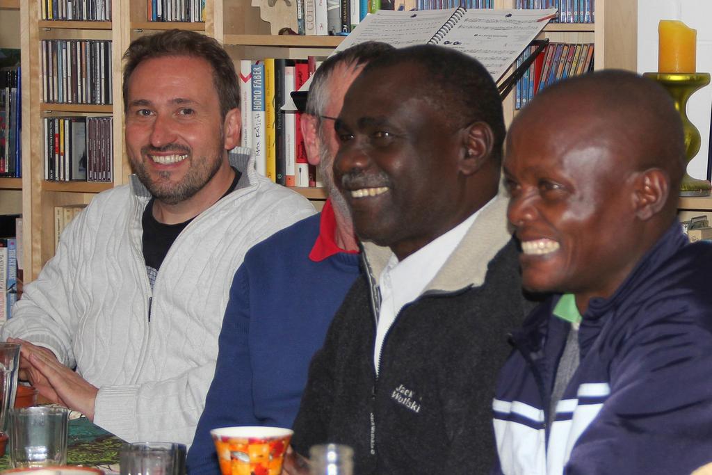 Typisch Gemeinde: Menschen mit Profil Auf einen Kaffee mit Papst Franziskus Harald Suckau gehörte zu der Kettwiger Delegation, die vor zwei Jahren bei unserer Partnergemeinde in Tansania war.