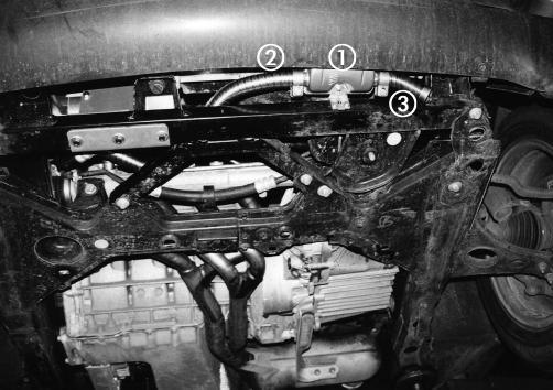 Abgasführung und Verbrennungsluftführung (siehe Bild 5 und Bild 6) Den Abgasschalldämpfer mit einem Winkelhalter an der Kühlertraverse befestigen.