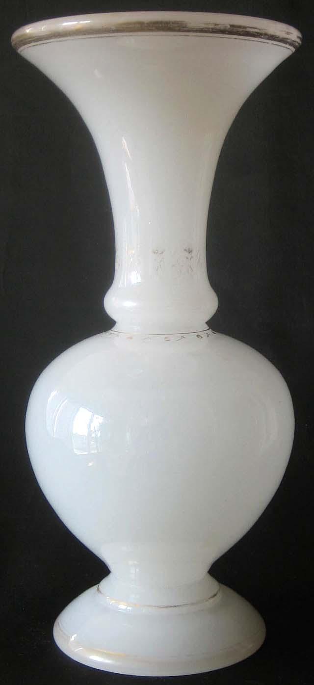 Die opak-weiße, bauchige Vase mit Resten von Goldbemalung wurde in