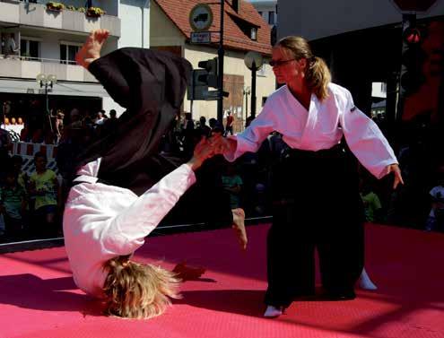 AIKIDO Unser Dojo ist ein Ort, an dem Menschen jeden Alters, verschiedenen Geschlechts und interessen zusammenkommen, um gemeinsam diese friedliche Kampfkunst zu praktizieren.