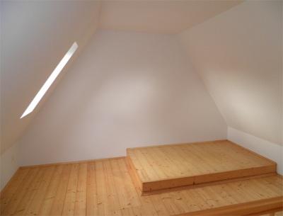 Ein besonderes Raumempfinden verleihen die leichten Schrägen, wobei genügend gerade Wände Platz für Ihre Möbel bieten.
