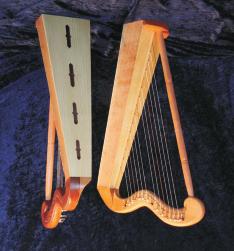 - Im Bild die Reiseharfe im Vergleich zur Böhmischen Harfe Keltische Harfe (Brian Boru) 27-saitig, Stimmung A-f, ca 90cm hoch, in Anlehnung an die berühmte Brian Boru Harfe aus Dublin