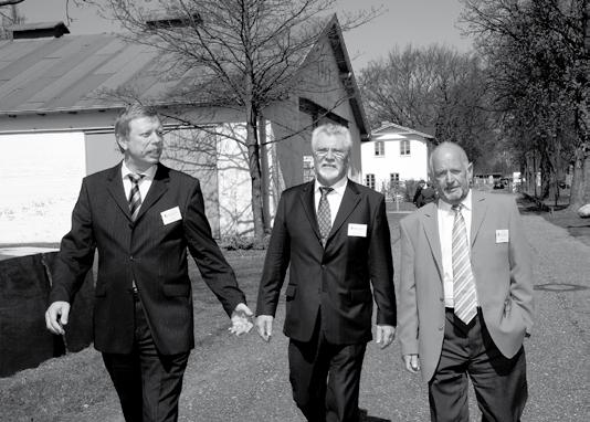 Martin Hartig und Roland Möhle (v. l.). (wm) Die ehemalige Gießerei der Carlshütte vor dem Kupolofen wird sich erneut in einen Gottesdienstort verwandeln.