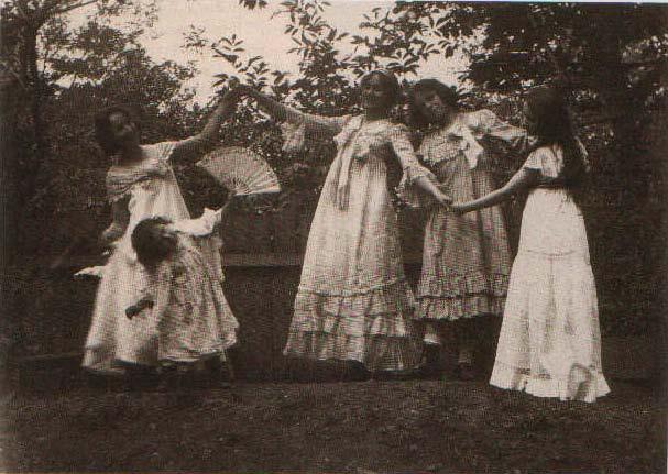 Abb. 5: Im Garten der Villa in Hietzing um 1904: Gertrud, Marta, Grete, Hilde und Berta Wiesenthal. Abb.