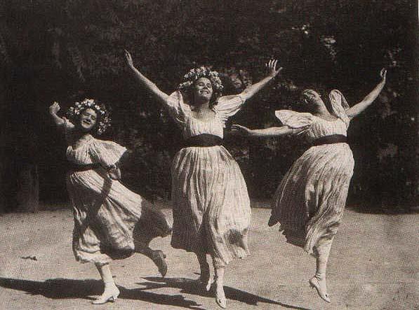 12: Berta, Elsa und Grete Wiesenthal beim Schubert-Lanner-Walzer, 1908. Abb.