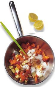Saft von 1/2 Zitrone, 1/2 TL Zimt, 1 Msp. Muskat, 1 Msp. Nelkenpulver Bei geben und weiter kochen, bis die Frucht würfel zerfallen, even tuell pürieren.