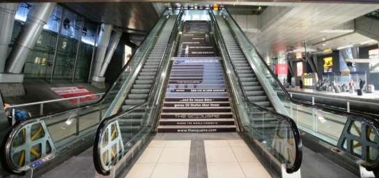 Frankfurt Flughafen Fernbahnhof Stair Poster Frequenzströme Bild zeigt Stair Branding! Standort-Nr. 488, Ebene 2, Gleis 6/7, rechte Seite Format: 150 cm x 150 cm, 2,25 m² Preis (zzgl. MwSt.