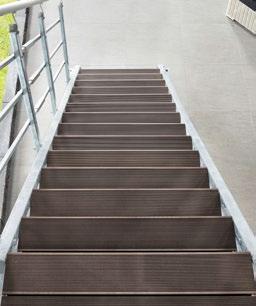 großzügigem Podest für den geraden Ausstieg Stufen mit hochwertigen WPC-Auflagen in filigraner Holzoptik Stufen mit