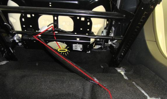 Tipp: Die Länge ab dem Zwischenstecker beim Schachtdeckel unter dem Sitz bis zur Fußraumleuchte ist in etwa die halbe Länge eines Kabels einer Einzelleitung plus 20-25 cm Litzendraht.