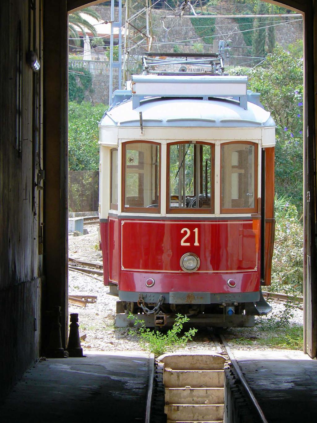 67 Bild 67: Strassenbahnwagen vor dem Depot.