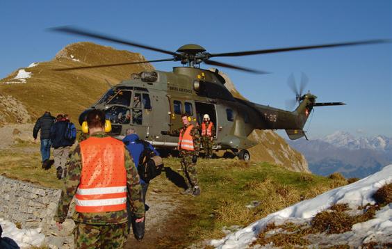4 Transporthelikopter Super Puma mit Wärmebildkamera. Personentransport im Gebirge. Helikopter sind flexibel einsetzbar.