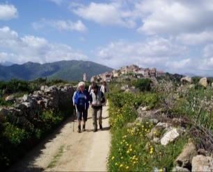 3. Tag: Mittelalterliche Bergdörfer auf dem Weg in die Moderne Fahrt nach Occiglioni. Unsere Wanderung startet durch die Gassen des kleinen Ortes.