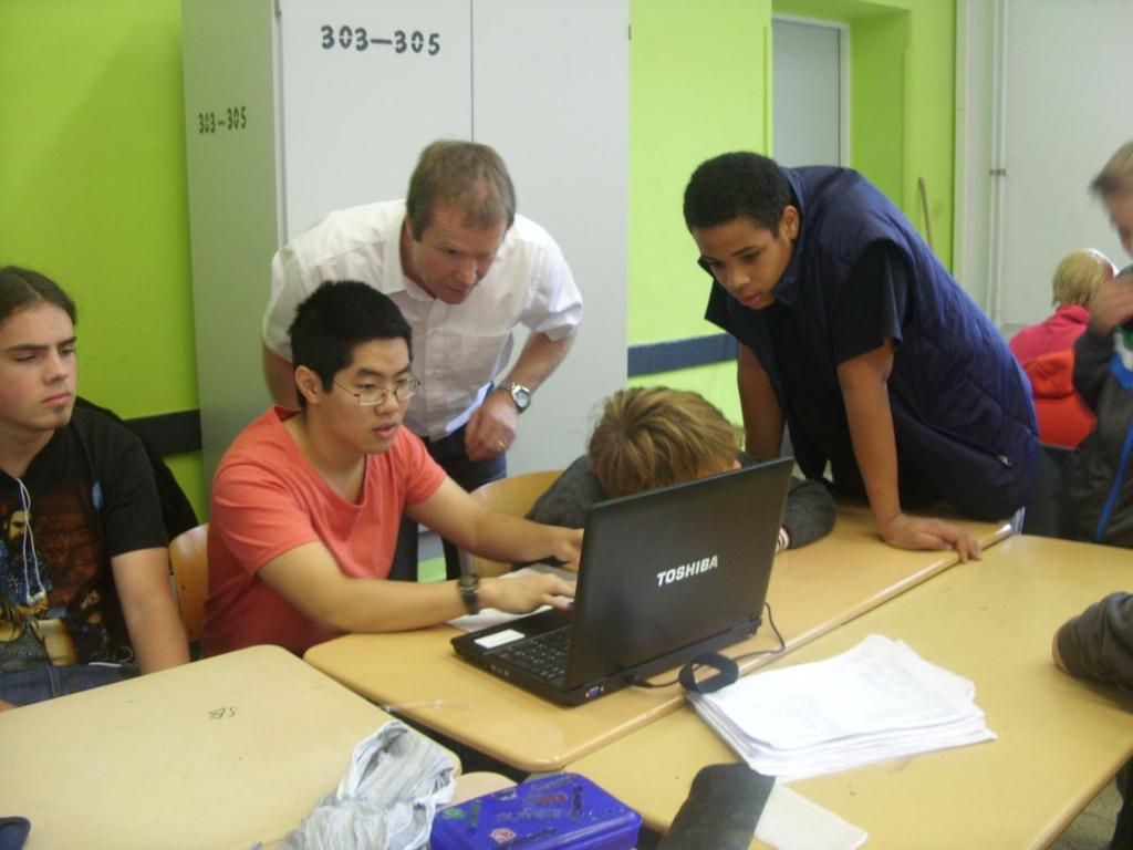 Donnerstag, 4. Oktober Am Dienstag waren alle Schüler meiner Gruppe in der Innenstadt unterwegs und stellten Passanten ihre selbst gestalteten Fragebögen vor.