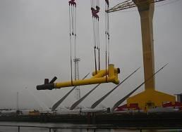 28 Abb. 2.5.4. Anforderungen an den Umschlag und die Lagerung im Offshore-Hafen - Beispiel: 3MW-Maschinenhaus mit zwei vormontieren Rotorblättern in Belfast.