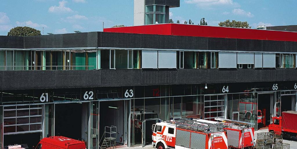 Kubische Formen und klar strukturierte Funktionsbereiche prägen das Gesamtbild des neuen Feuerwehrzentrums