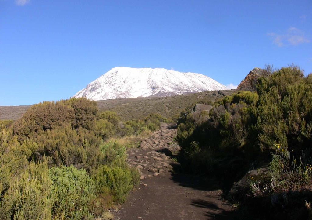 vorabinformation vorabinformation Informationen zur Tour Kilimandscharo Besteigung in 6 Etappen Der Berg Gipfelziel als Motivation Etwa 3 südlich des Äquators direkt an der Grenze von Kenia und
