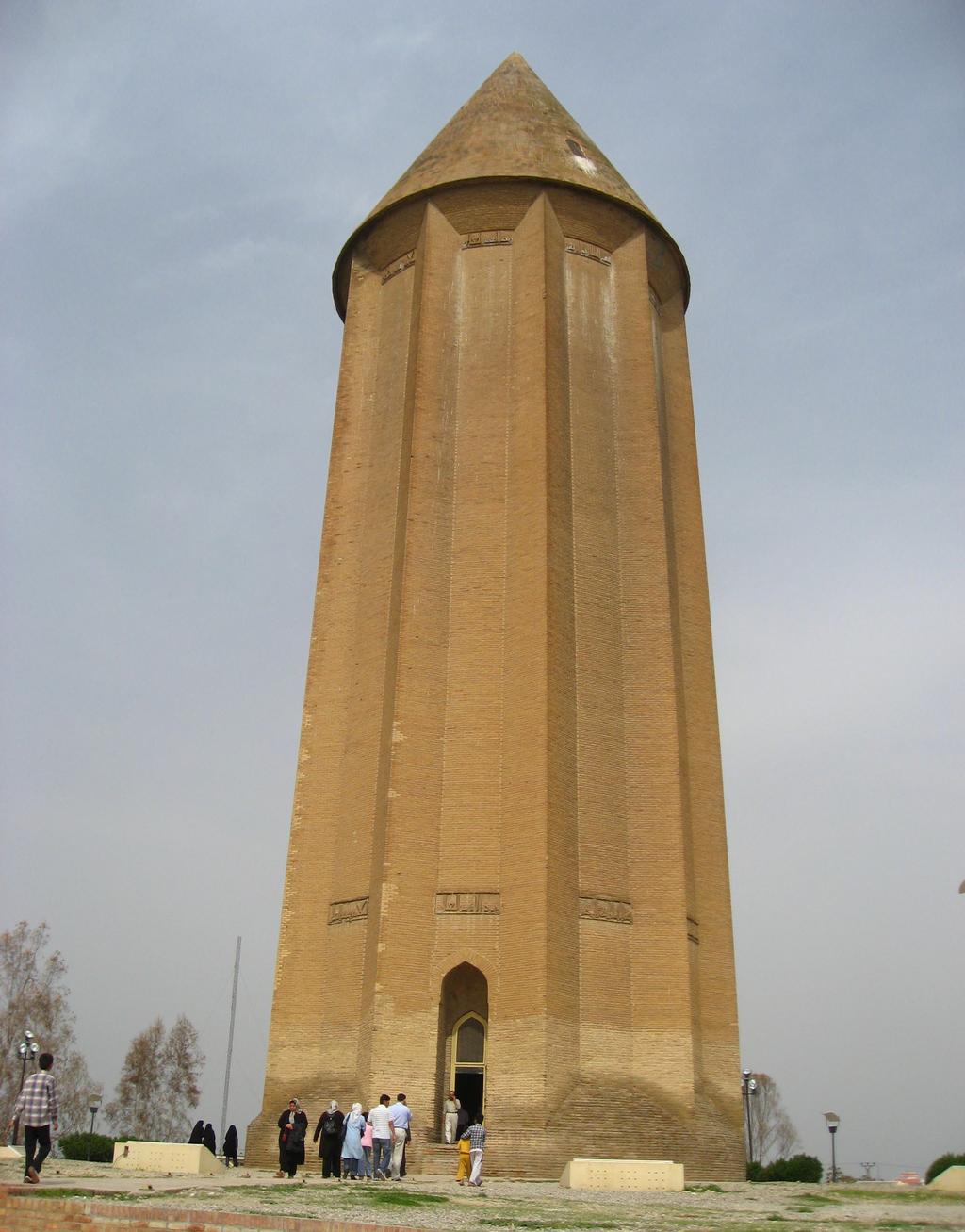 Gonbad-e Kavus In dieser schönen historischen Stadt besichtigen wir das Mausoleum von Gonbad-e Kavus aus dem 10. Jahrhundert und den interessantesten Friedhof Irans: Khaled Nabi.