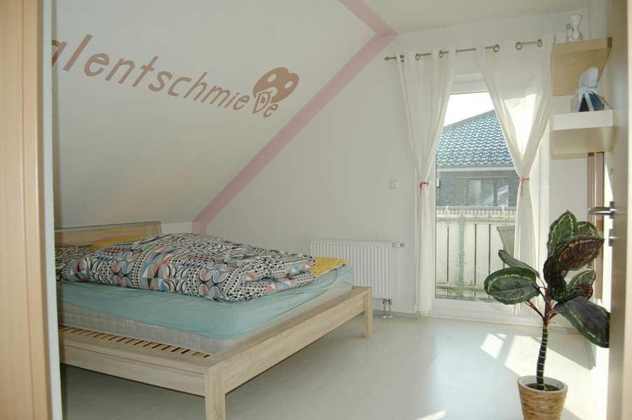 Flur Kinderzimmer Kind/Gast Schlafzimmer mit Ankleide Tageslichtbad Die Wohnbereiche im Dachgeschoss Schlafzimmer mit Ankleidezimmer
