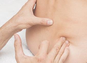 Narbenbehandlung Physiotherapie Die Kaiserschnittnarbe ist ein großer Einschnitt und kann sich oft noch lange bemerkbar machen (z.b. Wetterfühligkeit, Ziehen im Bauch- und Lendenbereich, Schmerzen beim Sex).