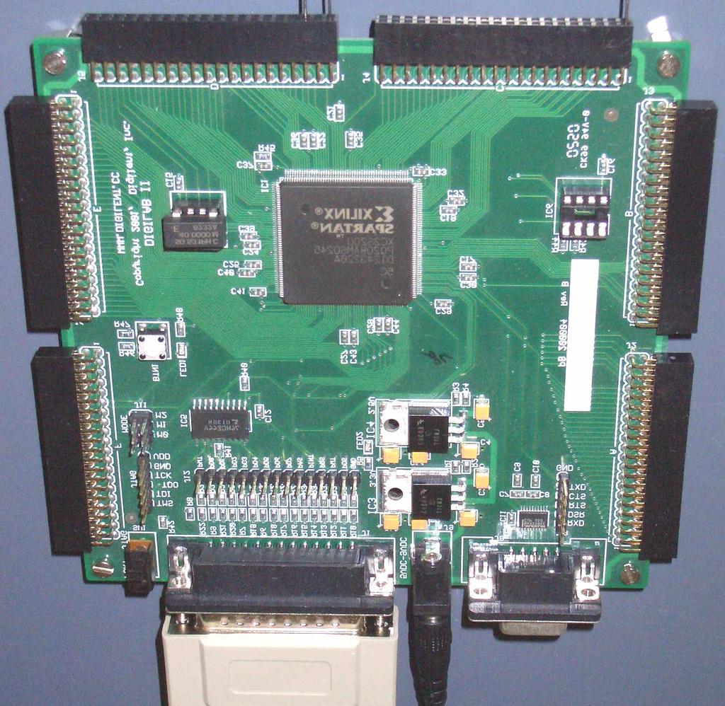 3 stückt sind. Sie verfügen daneben u.a. über Programmierschnittstelle, Takt- und Stromversorgung und an die Boardkanten herausgeführte FPGA-Anschlüsse (s. Abb. 2.1). Abbildung 2.