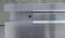 Kiesfangleisten Produktbeschreibung Kiesfangleisten aus Aluminium als Randabschlussprofile. Sie verhindern, dass bei Dächern u.a. der Kies in die außenliegenden Entwässer ungs systeme fällt.