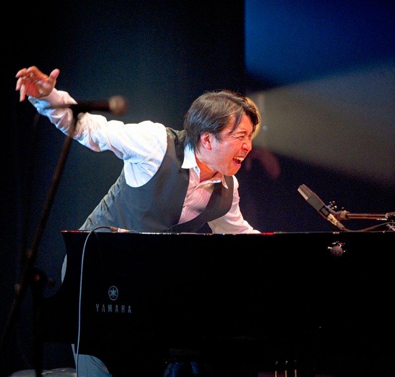 Makoto Ozone Als Kind brachte er sich selbst das Orgelspiel bei und trat mit sechs Jahren regelmäßig in einer Fernsehshow auf.