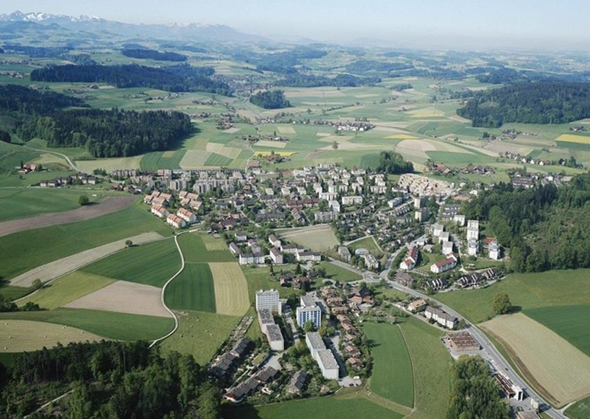 Köniz Die Gemeinde Köniz liegt südwestlich der Stadt Bern und ist die viertgrösste Gemeinde im Kanton Bern und die zwölftgrösste der gesamten Schweiz. Das Gemeindegebiet hat eine Fläche von 51 km².