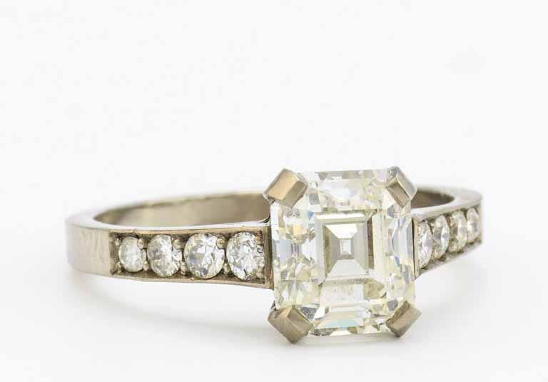 Schmuck & Uhren 246 SOLITAIRE-RING. USA, um 1990. 585/- Weißgold, Platinverbödung, Gewicht: 3,8g. EU-RM: 54. 1 Diamant im Emerald Cut ca.