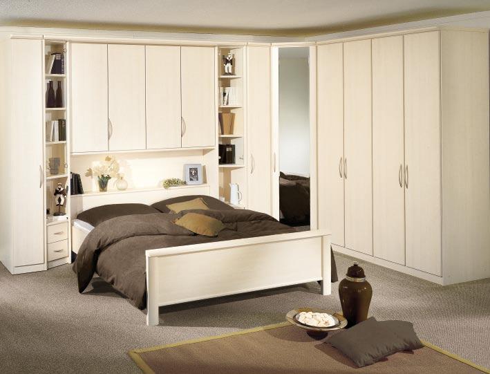Die Version 2 ist ideal für kurze Räume: Das Bett steht direkt an der Rückwand.