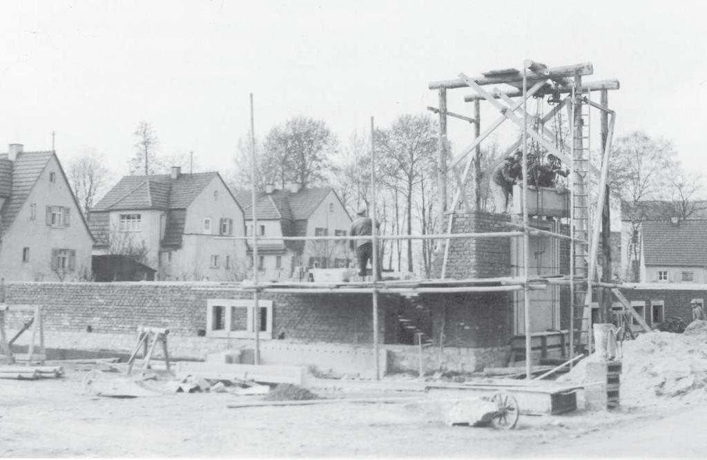 Auf das fertiggestellte Kellergeschoss der Landwirtschaftsschule Staffelstein wird im Frühjahr 1949 die Eingangstür gesetzt.