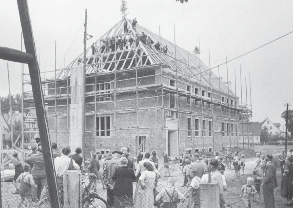 Das Richtfest am ersten Bauabschnitt der Landwirtschaftsschule Staffelstein am 17. Juni 1950 lockte zahlreiche Interessierte an.