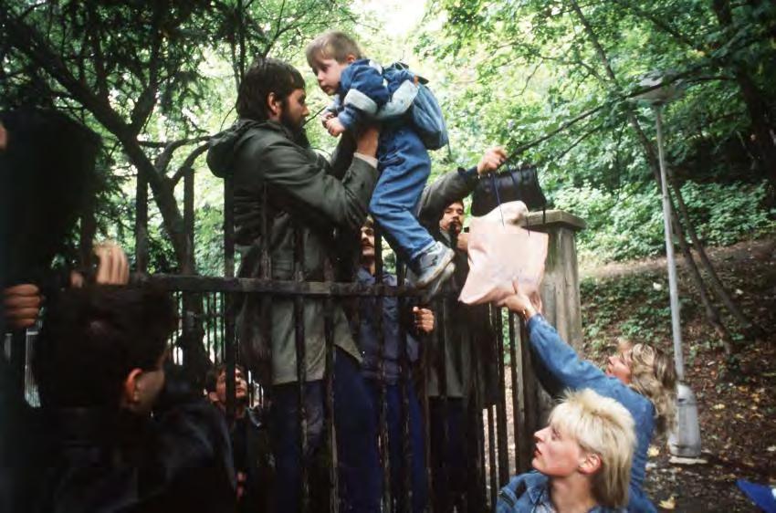 Über den Zaun in die Botschaft: Nicht nur in Ungarn, auch in der Tschechoslowakei wurden 1989 die Grenzen zum