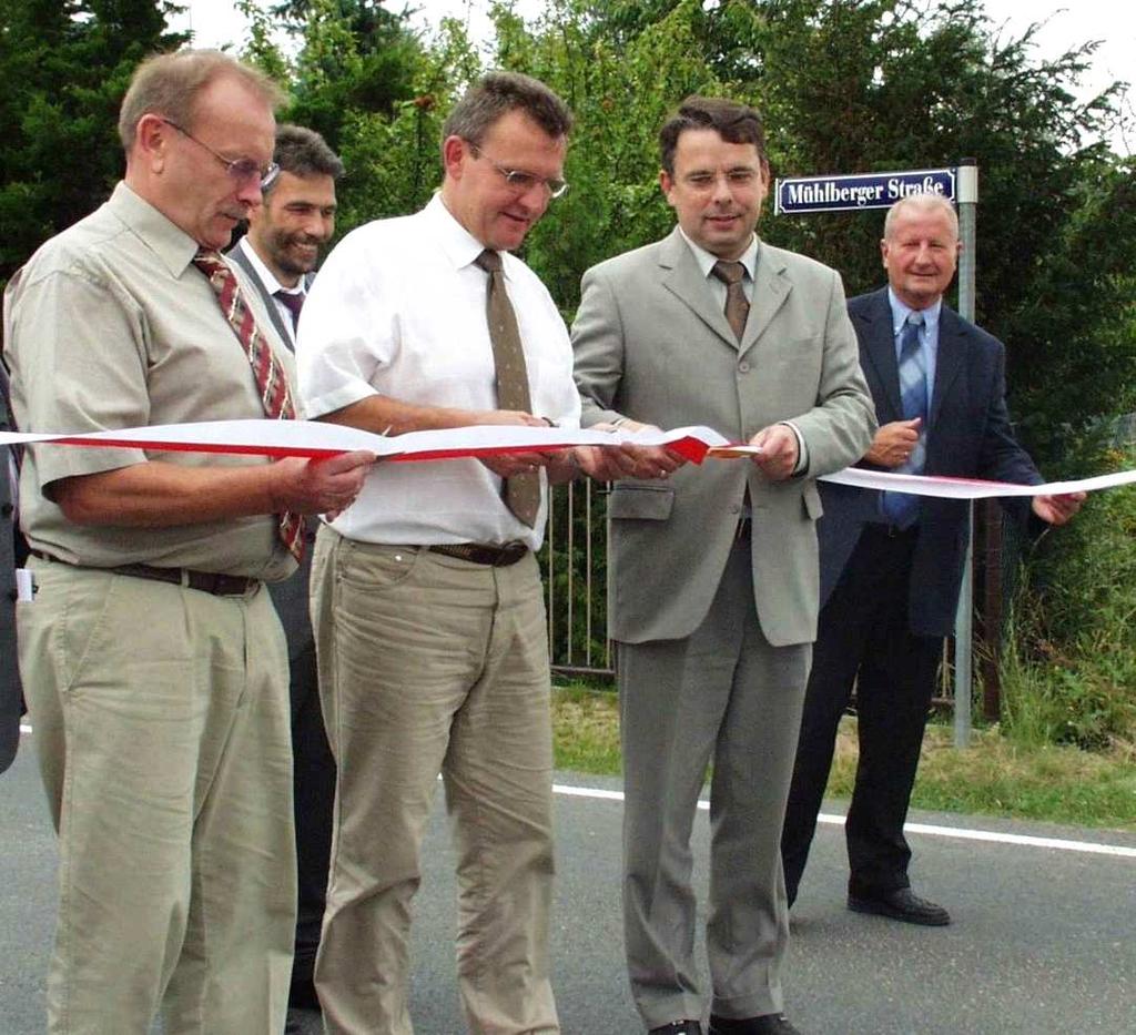 Übergabe Mühlberger Straße im August 2004 durch Minister Junghans Finanzierungsquelle: Förderung der Konversion im Land Brandenburg, BSI - 279a SGB III