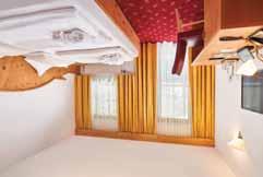 Ein großzügiges Zimmer (34 m²) mit Doppelbett und Schlafsofa, Aussicht auf den Hausberg Pihapper, Bad mit Dusche und