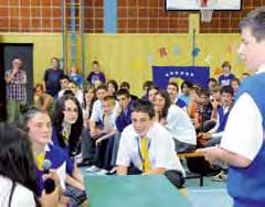 Der Musiklehrer der Schule Schöllkrippen drückt dem jungen Loyola-Schüler eine E-Gitarre in die Hand und nickt ermutigend.